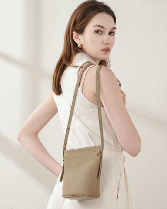 Large screen mobile phone bag for women, 2025 new style, compact and lightweight top-grain cowhide crossbody bag Bucket Bag