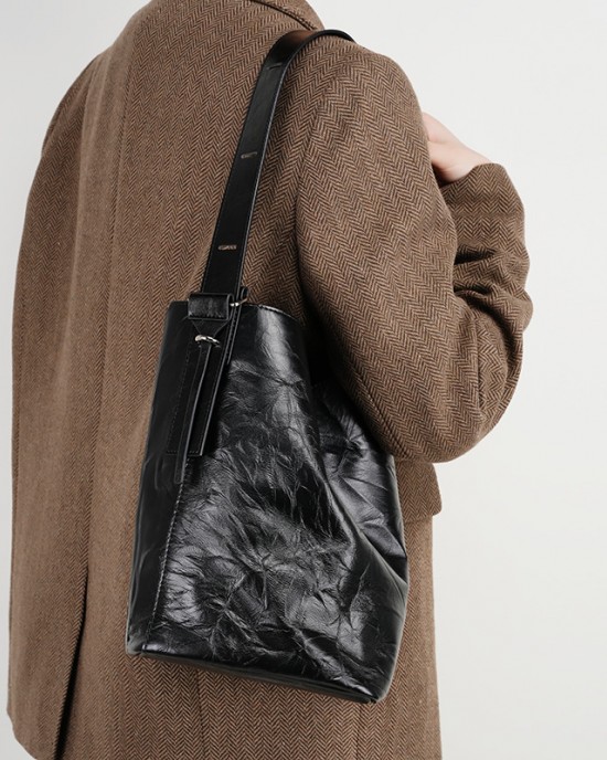 2025 New Lazy and Comfortable Pleated Top-Grain Cowhide Bucket Bag, New Spring and Summer High-End Genuine Leather Tote Bag