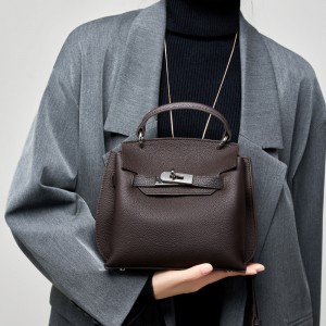 2025 spring/summer new high-end, niche-design underarm shoulder bag, large-capacity soft cowhide tote bag.