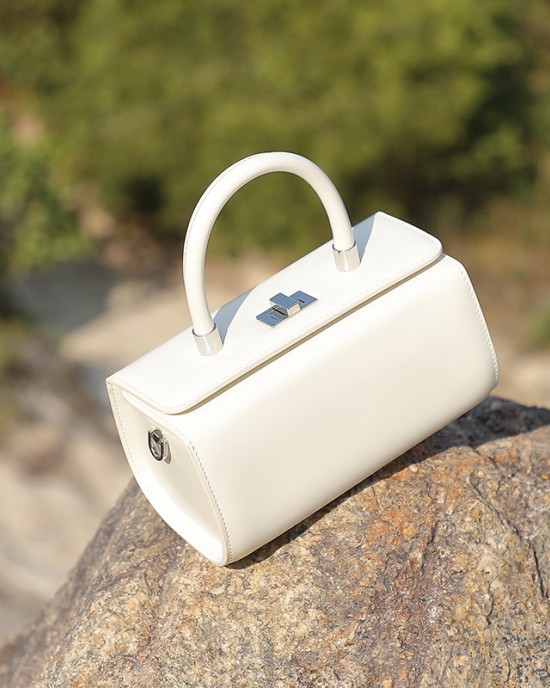 Premium cowhide small square handbag women's 2025 Spring/Summer fashionable and simple single shoulder crossbody doctor's box bag