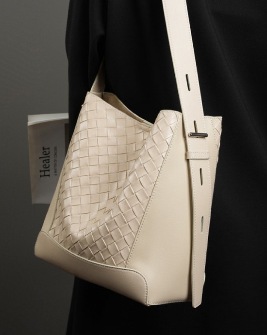 Hand-woven cowhide tote bag, new large-capacity fashionable commuter shoulder bag, crossbody bag