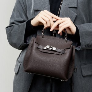 2025 spring/summer new high-end, niche-design underarm shoulder bag, large-capacity soft cowhide tote bag.