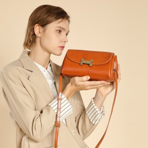 Luxury Small Women's Bag 2025 New Versatile Small Square Bag Retro Cowhide Commuter Single Shoulder Crossbody Bag