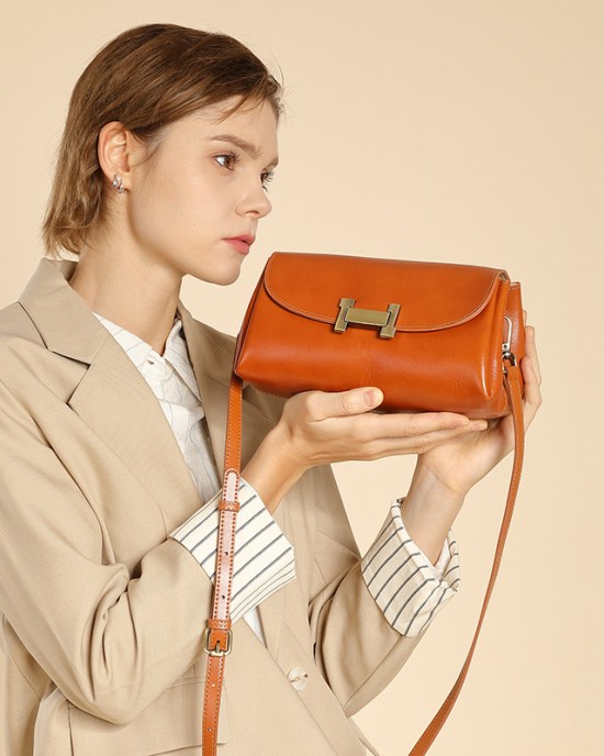 Luxury Small Women's Bag 2025 New Versatile Small Square Bag Retro Cowhide Commuter Single Shoulder Crossbody Bag