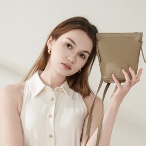 Large screen mobile phone bag for women, 2025 new style, compact and lightweight top-grain cowhide crossbody bag Bucket Bag