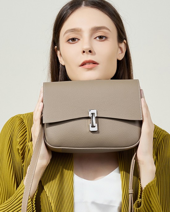 A new, fashionable, versatile saddle bag for women, a lightweight, luxurious genuine leather women's bag, a stylish, single-shoulder crossbody bag.