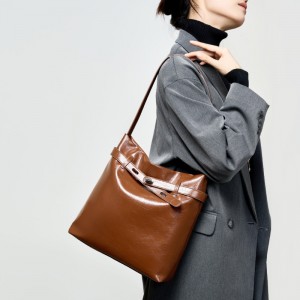 New genuine leather waxed tote bag, women's bag Large-capacity shoulder bag, commuter underarm bag, original design for work.
