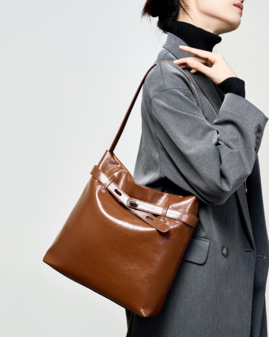 New genuine leather waxed tote bag, women's bag Large-capacity shoulder bag, commuter underarm bag, original design for work.