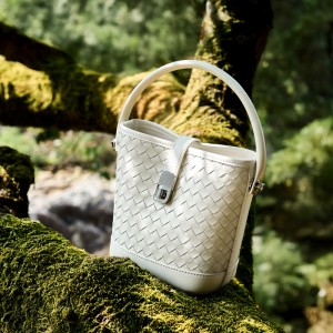 Women's top-grain sheepskin woven bucket bag, 2025 new style handbag and crossbody bag, premium commuter shoulder bag