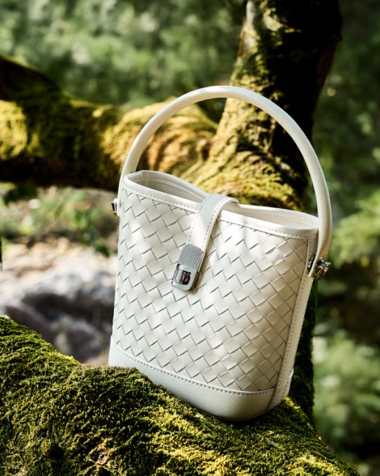 Women's top-grain sheepskin woven bucket bag, 2025 new style handbag and crossbody bag, premium commuter shoulder bag