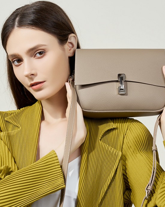 A new, fashionable, versatile saddle bag for women, a lightweight, luxurious genuine leather women's bag, a stylish, single-shoulder crossbody bag.