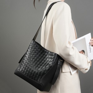 Hand-woven cowhide tote bag, new large-capacity fashionable commuter shoulder bag, crossbody bag