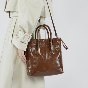 Song niche top-grain cowhide vintage drawstring handbag, single-shoulder/crossbody bucket bag, pleated genuine leather women's bag.