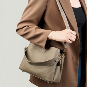 2025 new top-grain cowhide bag, trendy large-capacity bucket bag, simple and versatile genuine leather shoulder and crossbody handbag