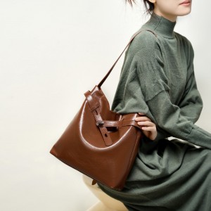 New genuine leather waxed tote bag, women's bag Large-capacity shoulder bag, commuter underarm bag, original design for work.