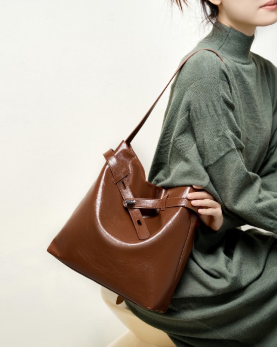 New genuine leather waxed tote bag, women's bag Large-capacity shoulder bag, commuter underarm bag, original design for work.