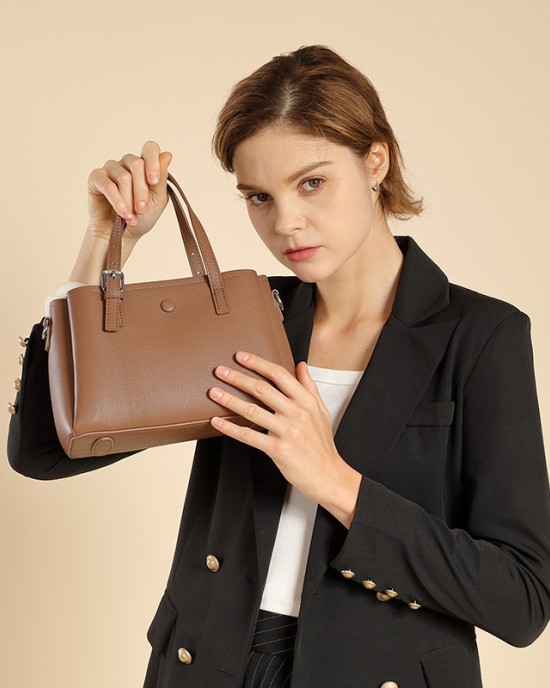 New, stylish top-grain cowhide handbags for foreign trade. Practical, multi-compartment, genuine leather shoulder and crossbody women's bag for commuting.