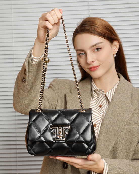 2025 new lock buckle top-grain genuine leather shoulder and crossbody bag, this year's popular diamond-patterned small square bag for women.