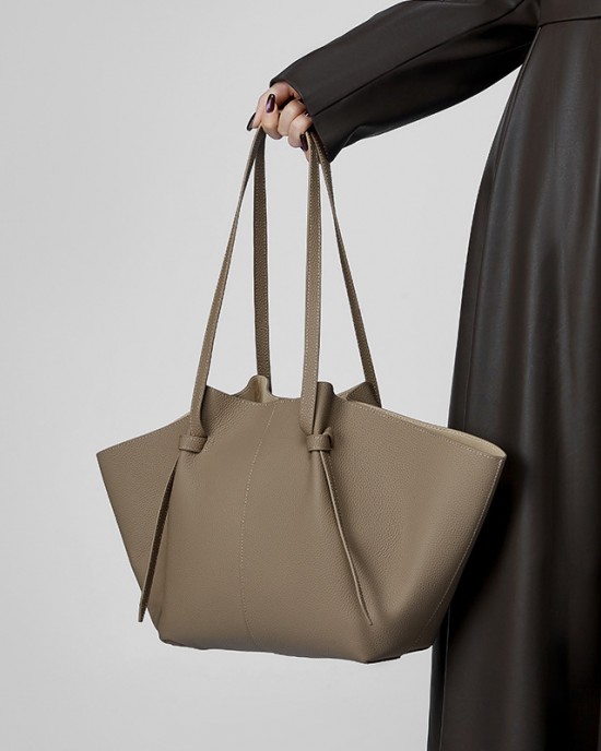 First-Grain Cowhide Leather Large Capacity Genuine leather women's tote bag, fashionable bat bag, versatile commuter bag, winged handbag