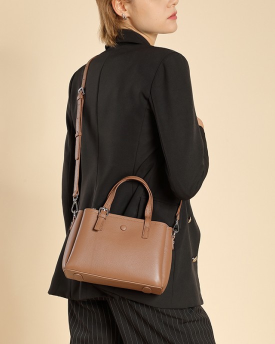 New, stylish top-grain cowhide handbags for foreign trade. Practical, multi-compartment, genuine leather shoulder and crossbody women's bag for commuting.