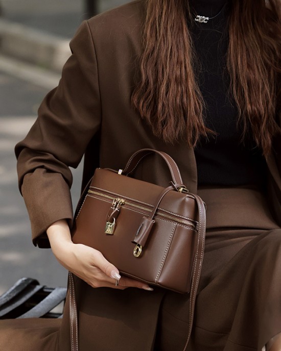 New spring/summer 2025 cowhide box bag, stylish commuter shoulder and crossbody bag, elegant and stylish women's handbag