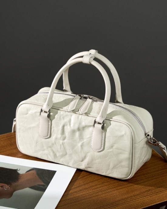 A new, niche Boston bowling bag for women, a stylish, underarm crossbody bag for commuters.