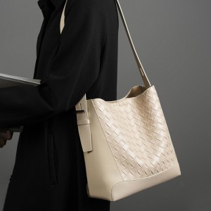 Hand-woven cowhide tote bag, new large-capacity fashionable commuter shoulder bag, crossbody bag