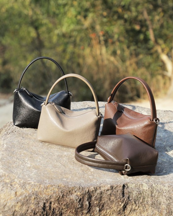 Light luxury, elegant, casual, versatile, small pillow bag, retro, simple commuter handbag, crossbody chain bag for women.