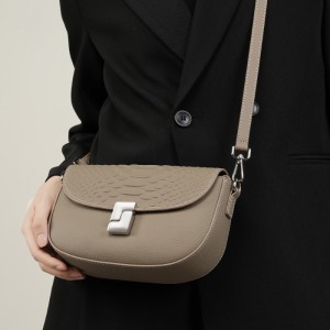 2025 summer new genuine leather bags. Women's versatile shoulder bag, elegant crocodile-print crossbody bag, large-capacity small square bag