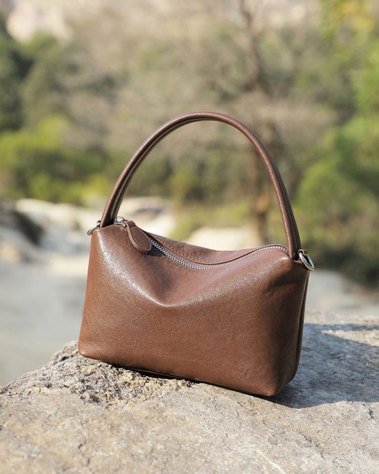 Light luxury, elegant, casual, versatile, small pillow bag, retro, simple commuter handbag, crossbody chain bag for women.