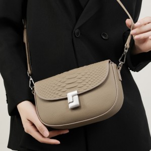 2025 summer new genuine leather bags. Women's versatile shoulder bag, elegant crocodile-print crossbody bag, large-capacity small square bag