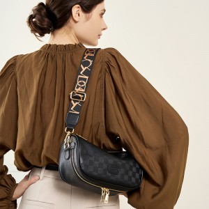 Used women's bags, niche design handbag, large capacity cowhide shoulder underarm bag, cowhide commuter bowling bag.