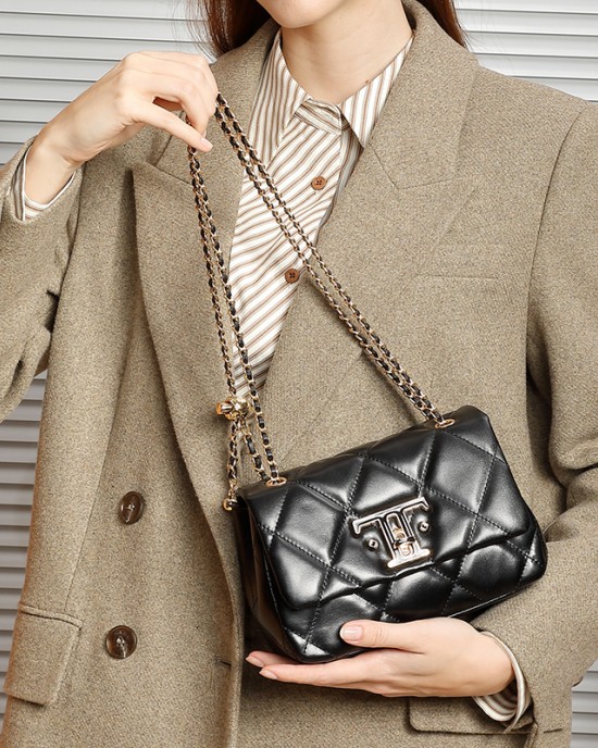2025 new lock buckle top-grain genuine leather shoulder and crossbody bag, this year's popular diamond-patterned small square bag for women.