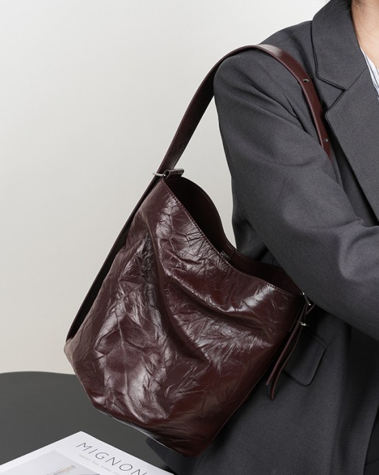 2025 New Lazy and Comfortable Pleated Top-Grain Cowhide Bucket Bag, New Spring and Summer High-End Genuine Leather Tote Bag