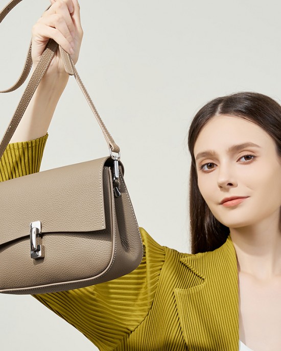 A new, fashionable, versatile saddle bag for women, a lightweight, luxurious genuine leather women's bag, a stylish, single-shoulder crossbody bag.