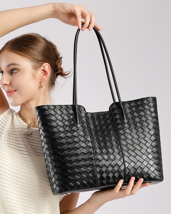 New style genuine leather women's handbag, fashionable cowhide shoulder bag, daily commuter bag, simple style, large capacity woven sling bag.