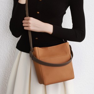 2025 new style spring and summer wedding bag, retro crossbody bag for women, small Trendy, stylish saddle shoulder bag with a fashionable cashew nut bag.