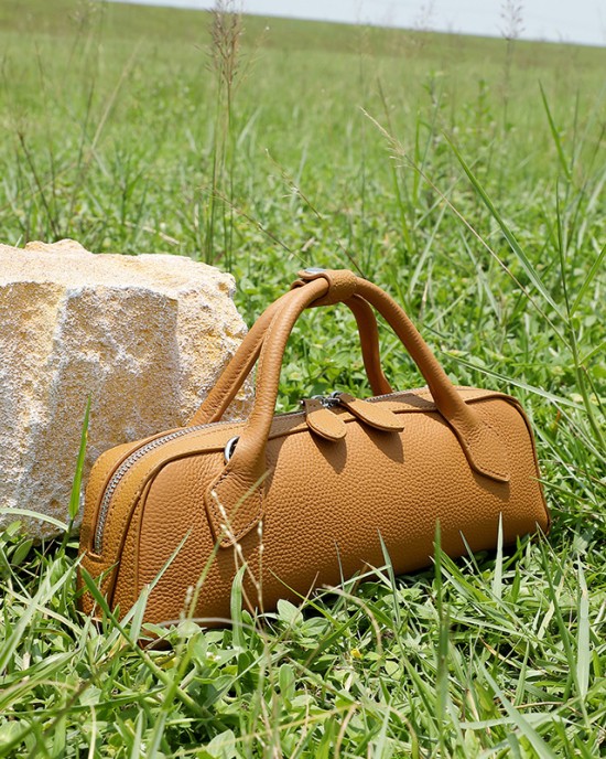 Top-grain leather underarm handbag, 2025 new style, large-capacity sausage bag, commuter shoulder long baguette bag
