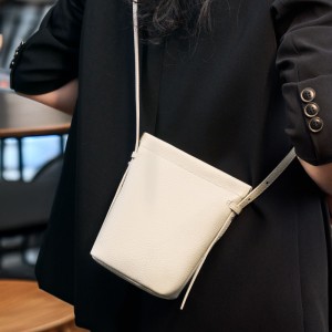 Large screen mobile phone bag for women, 2025 new style, compact and lightweight top-grain cowhide crossbody bag Bucket Bag